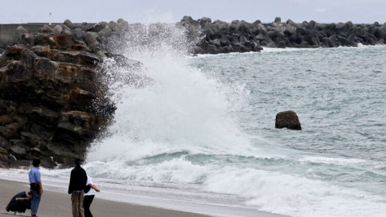 Tifón «Jangmi»: Japón cancela unos 400 vuelos, emite órdenes de evacuación y confirma al menos tres víctimas