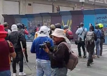 Marcha de la CNTE: maestros intentan derribar valla en 20 de Noviembre y se reporta un herido