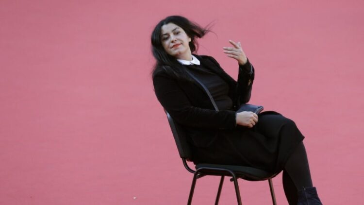«Mujer, vida y libertad»: Francia rinde homenaje a Marjane Satrapi, quien rechazó la Legión de Honor