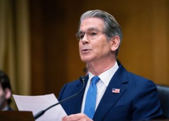 EU emite aviso a bancos para identificar cuentas de migrantes tras orden ejecutiva de Trump
