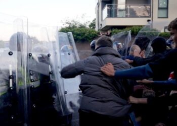Acusan en Reino Unido a seis personas de desórdenes violentos durante protesta por el asesinato de un estudiante