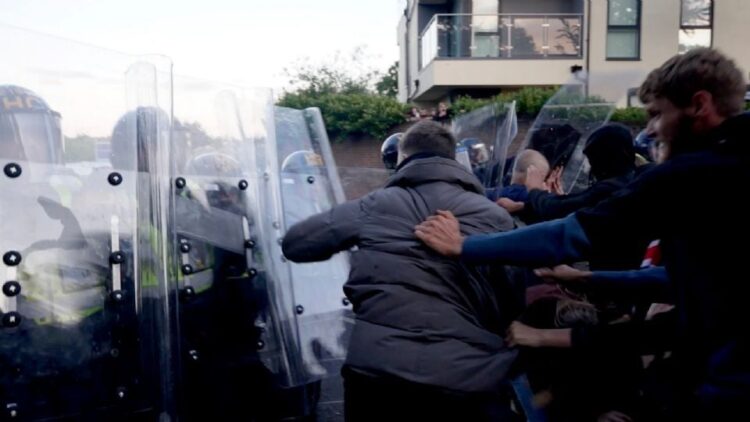Acusan en Reino Unido a seis personas de desórdenes violentos durante protesta por el asesinato de un estudiante