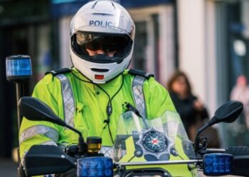 Sujeto ataca con arma blanca a una persona en Irlanda del Norte; le provoca lesiones en los ojos y la deja en estado grave