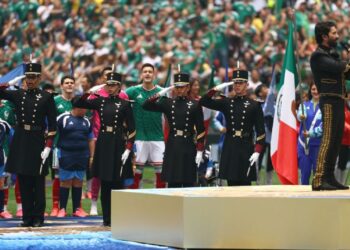 Alejandro Fernández estremece al Estadio Azteca con emotiva interpretación del Himno Nacional Mexicano