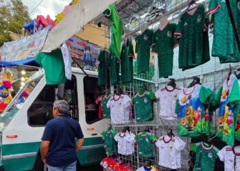Playeras pirata del Mundial inundan el mercado mexicano