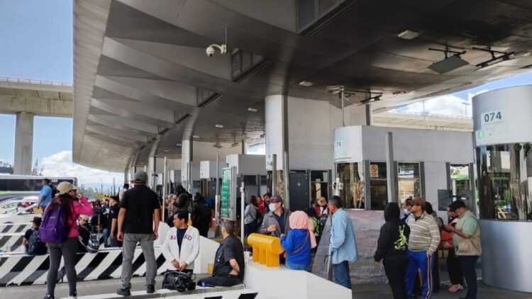 Maestros de la CNTE toman la caseta de Tlalpan y permiten el paso libre de vehículos