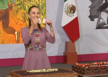 Sheinbaum celebra su cumpleaños con «Las Mañanitas», los «Beatles» y pastel en la conferencia matutina