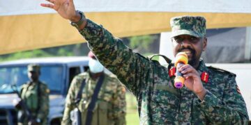 «No creo en la libertad de prensa»: jefe del Ejército de Uganda cierra dos medios de comunicación
