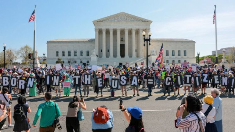 Limitar la ciudadanía de EU a personas nacidas de padres migrantes es ilegal, determina la Corte Suprema