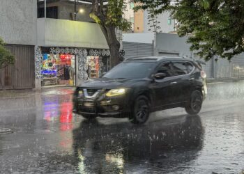 Llama Ricardo Moreno a extremar precauciones en asfalto mojado por seguridad de la ciudadanía