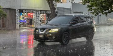 Llama Ricardo Moreno a extremar precauciones en asfalto mojado por seguridad de la ciudadanía