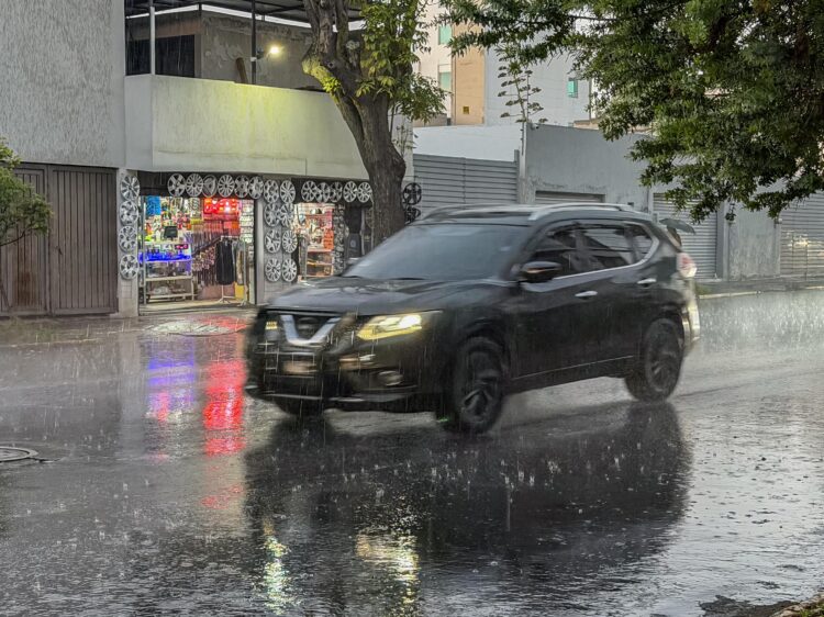 Llama Ricardo Moreno a extremar precauciones en asfalto mojado por seguridad de la ciudadanía