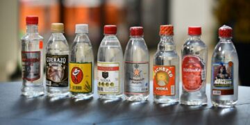 Por falta de autopsia, autoridades de Laos no pueden determinar si muerte de turistas en 2024 fue por intoxicación con alcohol adulterado