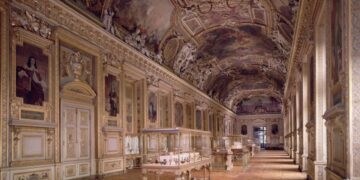 El Louvre reabre la Galería Apolo sin sus joyas y con los murales como protagonistas del lugar del robo