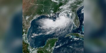 Bertha amenaza al sureste de EU con inundaciones y mareas peligrosamente altas