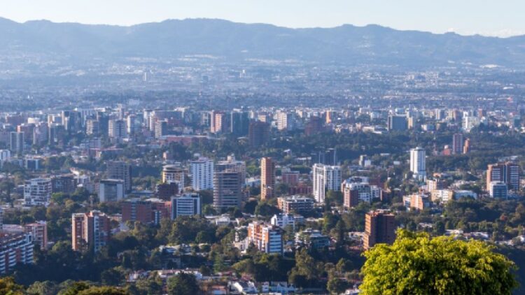 Al menos seis personas son asesinadas a balazos afuera de una residencia en la capital de Guatemala