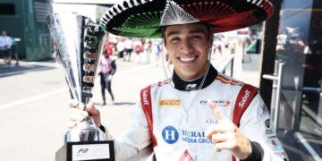 El mexicano Noel León gana la carrera principal de Fórmula 2 en Hungría; Checo Pérez lo alienta con un “a seguirle así”