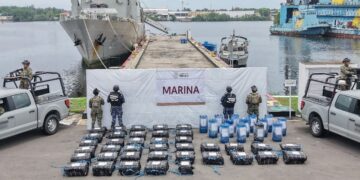 Aseguran más de una tonelada de presunta cocaína y 840 litros de combustible en embarcación frente a Chiapas