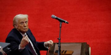 “Le vamos a dar una jodida paliza”: Trump amenaza a Irán tras ataque a base en Jordania
