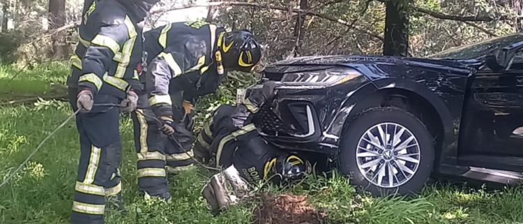 Miguel Hidalgo: Atropellan a hombre en Bosques de las Lomas; vehículo queda al borde de una barranca