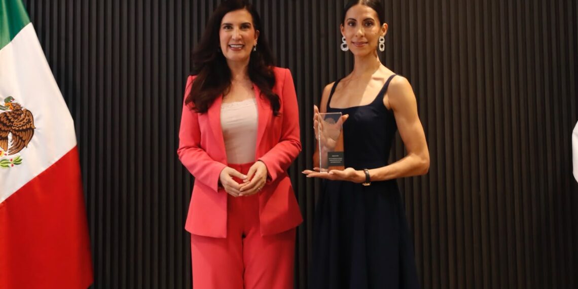 Diputada Kenia López Rabadán entrega reconocimiento a la bailarina de ballet Elisa Carrillo Cabrera