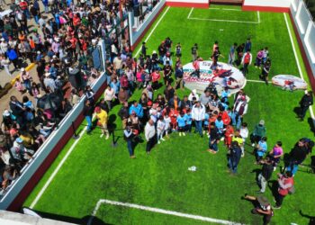 Se pone guapa la Unidad Deportiva de Tlacotepec al estrenar cancha con pasto sintético