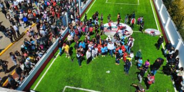 Se pone guapa la Unidad Deportiva de Tlacotepec al estrenar cancha con pasto sintético