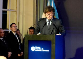 Milei culpa a la legalización del aborto y a feministas por la baja natalidad en Argentina
