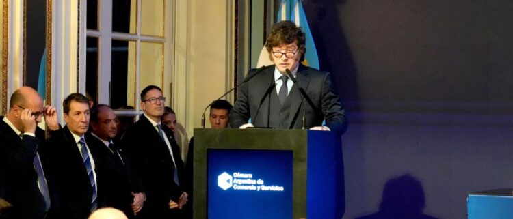 Milei culpa a la legalización del aborto y a feministas por la baja natalidad en Argentina