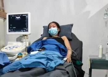 El cáncer de colon avanzado y una mutación genética llevan a Brenda, joven de La Paz, a buscar una terapia especializada