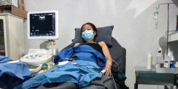 El cáncer de colon avanzado y una mutación genética llevan a Brenda, joven de La Paz, a buscar una terapia especializada