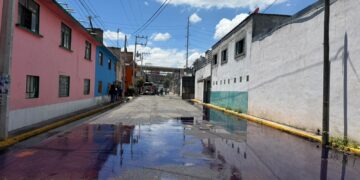Sofocan Bomberos de Toluca incendio en bodega de desechos industriales