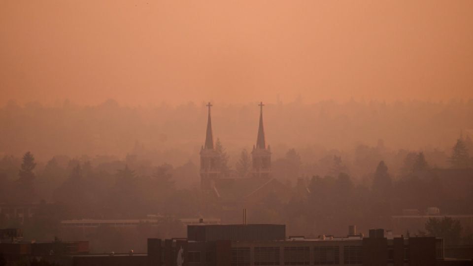 Incendios en EU: evacúan a más de 65 mil personas en el noroeste y el fuego arrasa unas 700 casas