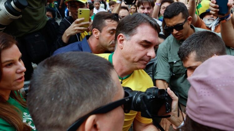Flávio Bolsonaro promete tratar a los narcotraficantes como «terroristas» en su inicio de campaña electoral