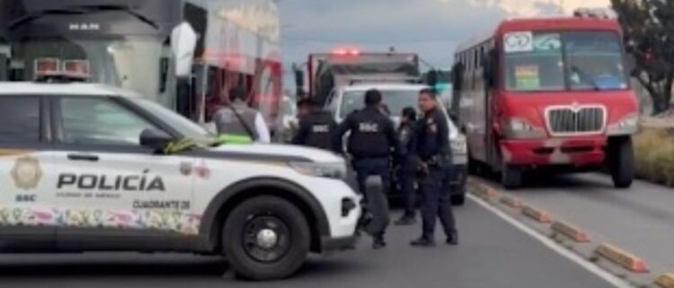 Muere motociclista en Agrícola Pantitlán tras chocar con bolardos y ser arrollado por un autobús