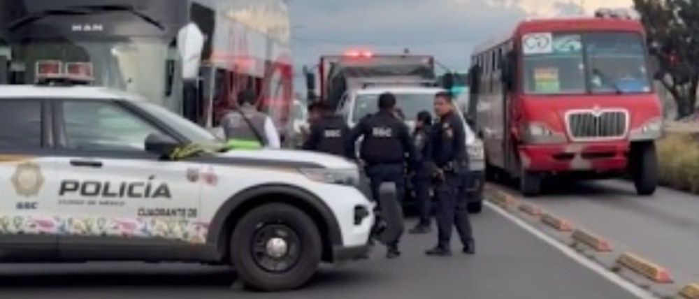 Muere motociclista en Agrícola Pantitlán tras chocar con bolardos y ser arrollado por un autobús