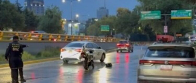 Pasajero de moto por aplicación muere en la Condesa tras caer debido a choque y ser arrollado por unidad de carga