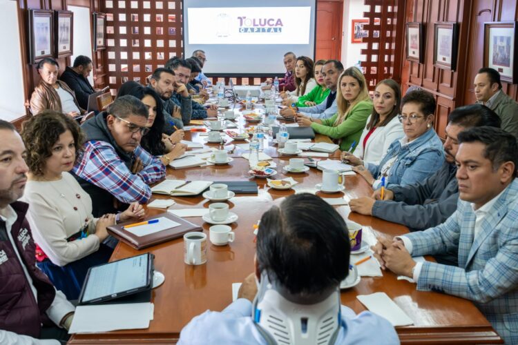 Mantiene Ricardo Moreno el paso y da seguimiento a obras
