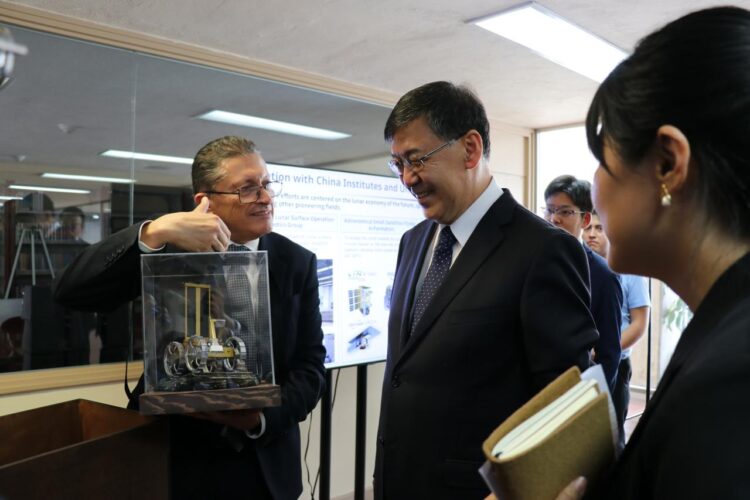 China pone la mirada en Colmena-2: Ministro de Ciencia y Tecnología conoce el proyecto lunar mexicano