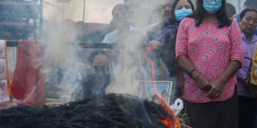Celebran familias funerales sin cuerpos mientras Nepal busca a miles de desaparecidos