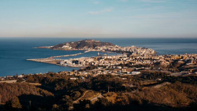 España autoriza instalar carpas para más de mil migrantes que permanecen en Ceuta