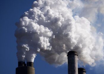 Trump pone el freno al combate climático: busca eliminar regulación a emisiones contaminantes