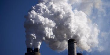 Trump pone el freno al combate climático: busca eliminar regulación a emisiones contaminantes