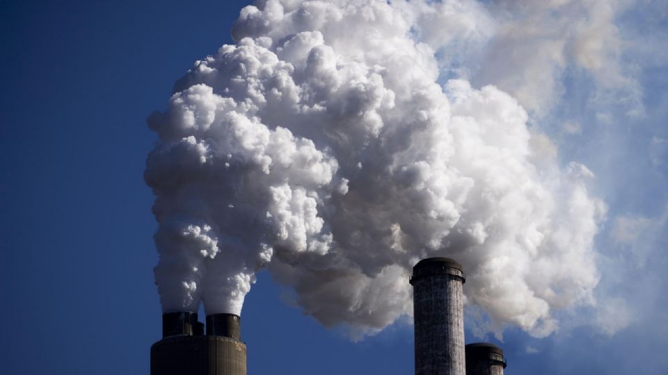 Trump pone el freno al combate climático: busca eliminar regulación a emisiones contaminantes