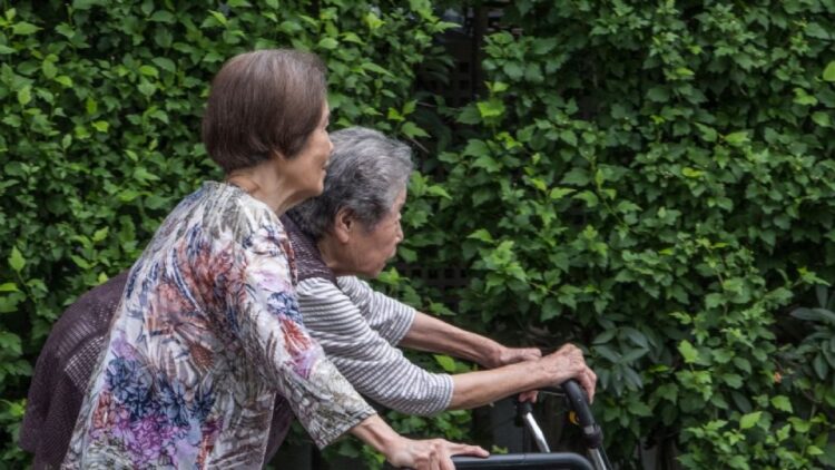 Japón alcanza el récord de más de 100 mil personas centenarias; 88% son mujeres