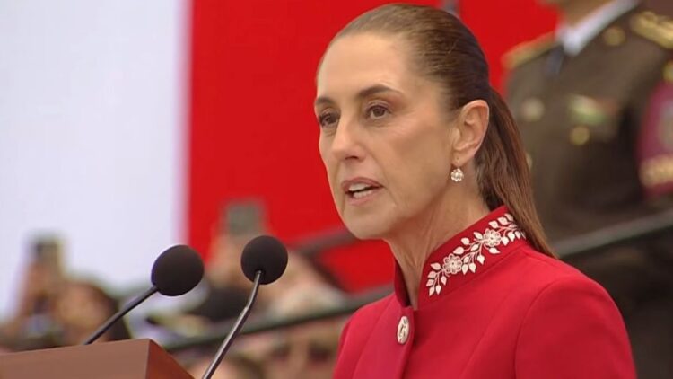 Sheinbaum: “México no se doblega, no se arrodilla y nunca se vende”; llama a defender la soberanía