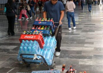 Aplica Metro de la CDMX nuevo reglamento para retirar comercio semifijo en vestíbulos y pasillos