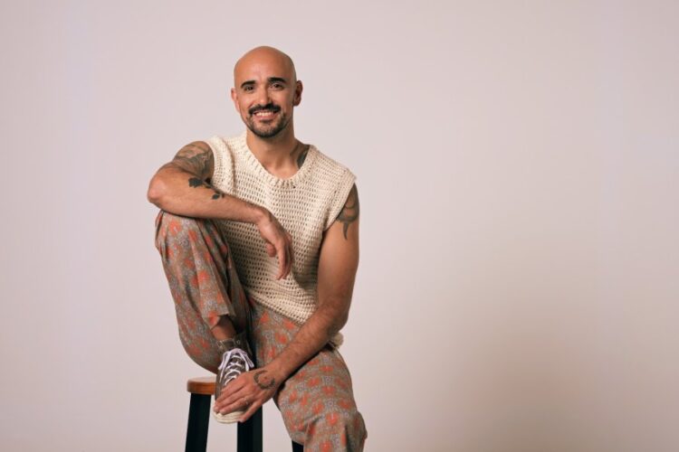 Abel Pintos rompe con su pasado musical y abre una nueva etapa con “Ibuprofeno”
