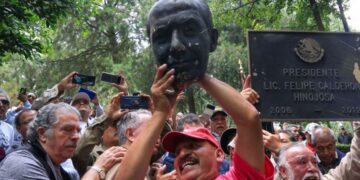 Sheinbaum reprueba vandalización de estatua de Felipe Calderón en Los Pinos