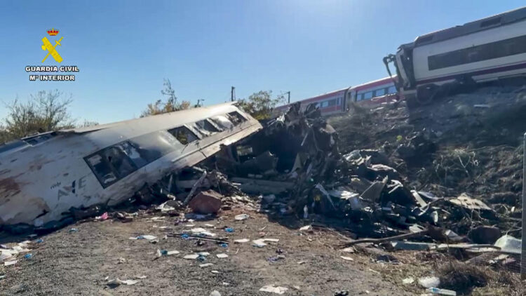 Elevan a 74 los muertos por el accidente ferroviario en España; sigue pendiente el balance de heridos